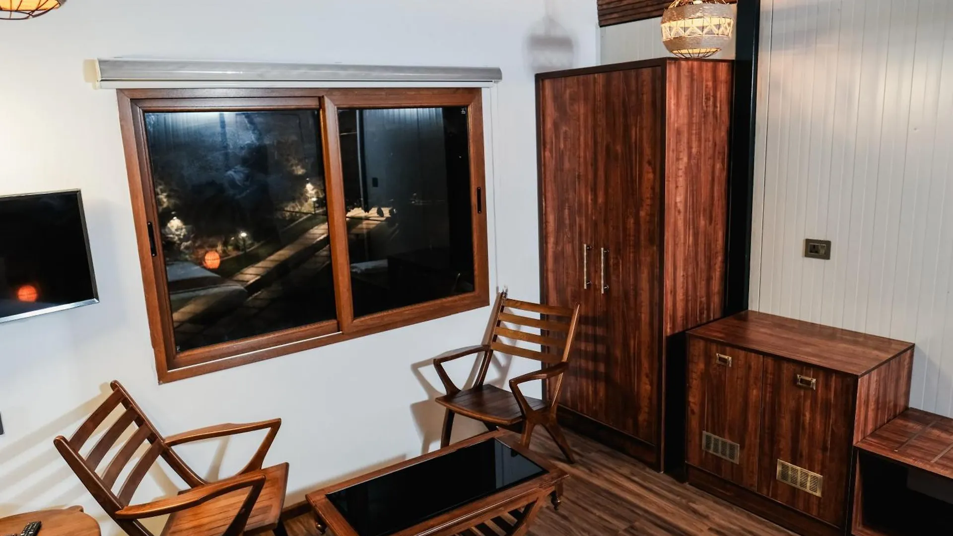 The Rustic Manor Hotel Viripara